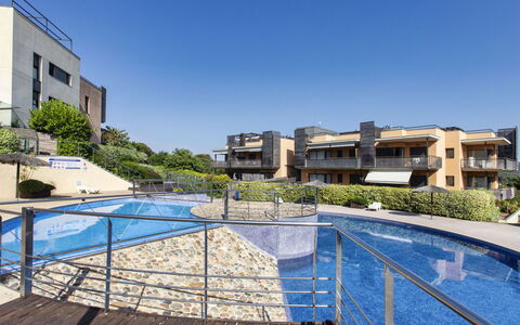Jardins Sa Boadella: Acqua, Cielo, Giorno, Costruzione, Azzurro, Piscina, Finestra, Pianta, Urban Design, Shade