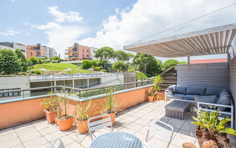 Jardins Sa Boadella: Nube, Cielo, Pianta, Proprietà, Costruzione, Vaso Di Fiori, Mobili Da Esterno, Interior Design, Sedia, Urban Design
