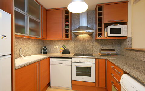 Jardins Sa Boadella: Controsoffitto, Cabinetry, Camera, Cucina, Proprietà, Mobilia, Pavimento, Interior Design, Costruzione, Casa