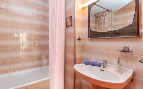Edificio Garcomar i: Bagno, Idraulico Fixture, Parete, Interior Design, Pavimentazione, Lavandino Del Bagno, Pavimento, Idraulico, Rubinetto, Lavello