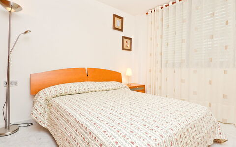 Edificio Nautic: Camera Da Letto, Letto, Lenzuolo, Mobilia, Bedding, Camera, Proprietà, Telaio Del Letto, Parete, Arancia