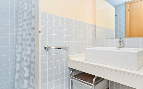 Edificio Nautic: Bagno, Piastrella, Proprietà, Camera, Rubinetto, Parete, Interior Design, Architettura, Pavimento, Immobiliare