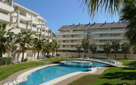 Dénia 170: Acqua, Pianta, Costruzione, Cielo, Giorno, Finestra, Azzurro, Piscina, Albero, Architettura