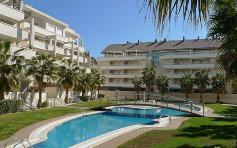 Dénia 170: Acqua, Pianta, Costruzione, Cielo, Giorno, Finestra, Azzurro, Piscina, Albero, Architettura