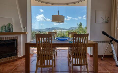 Osa Menor: Camera, Mobilia, Pavimento, Sala Da Pranzo, Proprietà, Interior Design, Tavolo, Soffitto, Latifoglie, Costruzione