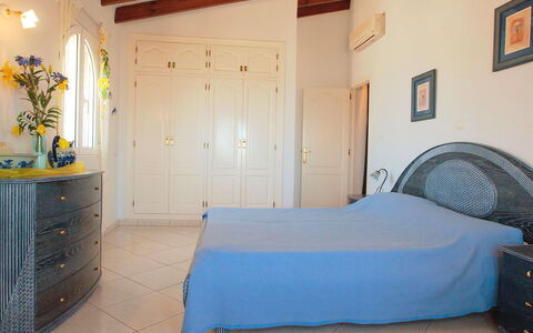 Villa Ma-Nita: Camera Da Letto, Camera, Mobilia, Proprietà, Letto, Lenzuolo, Blu, Bedding, Materasso, Costruzione