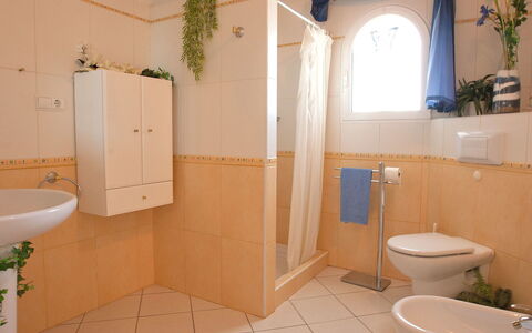 Villa Ma-Nita: Bagno, Proprietà, Camera, Piastrella, Idraulico Fixture, Architettura, Immobiliare, Gabinetto, Interior Design, Pavimento