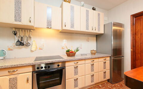 Jara: Controsoffitto, Camera, Mobilia, Cabinetry, Proprietà, Cucina, Interior Design, Piastrella, Costruzione, Pavimento