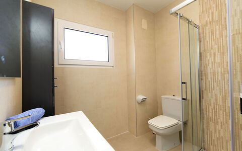 Jara: Bagno, Camera, Proprietà, Parete, Idraulico Fixture, Lavandino Del Bagno, Interior Design, Costruzione, Pavimento, Architettura