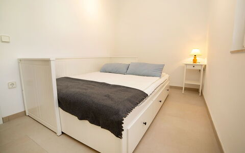 Jara: Camera Da Letto, Letto, Mobilia, Camera, Proprietà, Pavimento, Telaio Del Letto, Lenzuolo, Parete, Interior Design