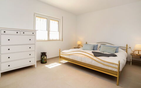 Jara: Camera Da Letto, Letto, Mobilia, Camera, Lenzuolo, Proprietà, Telaio Del Letto, Pavimento, Bedding, Materasso