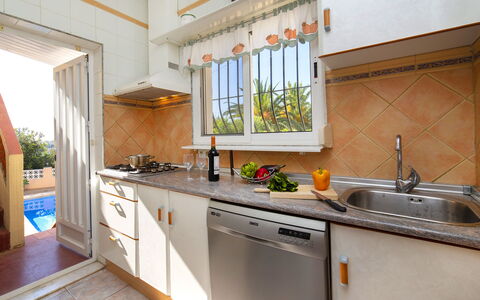 Meluca: Rubinetto, Lavandino Della Cucina, Lavello, Cabinetry, Controsoffitto, Pianta, Cucina, Cucina Stufa, Costruzione, Legna