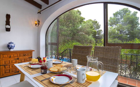 La Cigarra: Tavolo, Mobilia, Proprietà, Tavola, Legna, Interior Design, Illuminazione, Giallo, Cabinetry, Cibo