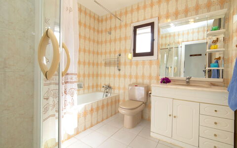 La Cigarra: Idraulico Fixture, Mobiletto Del Bagno, Specchio, Rubinetto, Cabinetry, Toilet Seat, Lavandino Del Bagno, Costruzione, Bagno, Legna