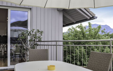 Bammer: Tavolo, Proprietà, Giorno, Mobilia, Shade, Costruzione, Cielo, Sedia, Pianta, Interior Design