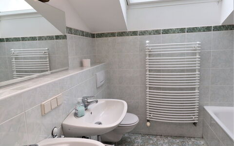 Bammer: Rubinetto, Idraulico Fixture, Proprietà, Lavello, Lavandino Del Bagno, Specchio, Costruzione, Bagno, Interior Design, Illuminazione