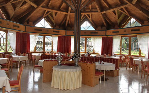 Altenmarkt im Pongau 300: Mobilia, Sedia, Tavolo, Decorazione, Finestra, Legna, Albero, Sala, Evento, Latifoglie