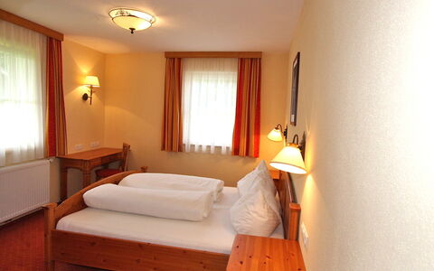 Altenmarkt im Pongau 300: Camera Da Letto, Letto, Camera, Mobilia, Proprietà, Lenzuolo, Telaio Del Letto, Materasso, Interior Design, Bedding