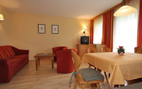 Altenmarkt im Pongau 300: Camera, Mobilia, Proprietà, Interior Design, Pavimento, Costruzione, Tavolo, Suite, Casa, Immobiliare