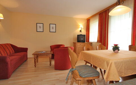 Altenmarkt im Pongau 300: Camera, Mobilia, Proprietà, Interior Design, Pavimento, Costruzione, Suite, Tavolo, Immobiliare, Soggiorno