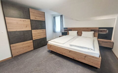 Haus Toferer: Legna, Camera Da Letto, Pavimentazione, Interior Design, Pavimento, Letto, Camera, Telaio Del Letto, Bedding, Appartamento