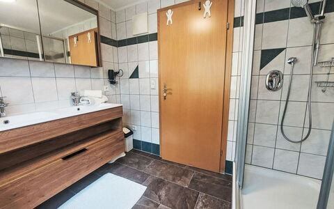 Haus Toferer: Idraulico Fixture, Pavimentazione, Pavimento, Interior Design, Idraulico, Bagno, Camera, Rubinetto, Lavandino Del Bagno, Lavello