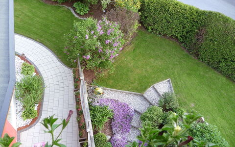 Zell am See 320: Giardino, Pianta, Groundcover, Fiore, Erba, Paesaggio, Landscaping, Arbusto, Architettura, Prato
