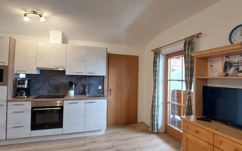 Unterpirchhof: Cabinetry, Proprietà, Mobilia, Controsoffitto, Legna, Interior Design, Elettrodomestico, Pavimentazione, Illuminazione, Pavimento