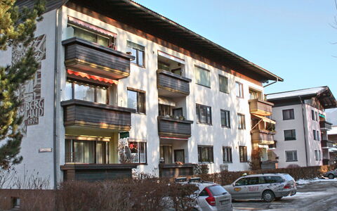 Haus Grani: Auto, Ruota, Proprietà, Costruzione, Finestra, Cielo, Veicolo, Pianta, Neve