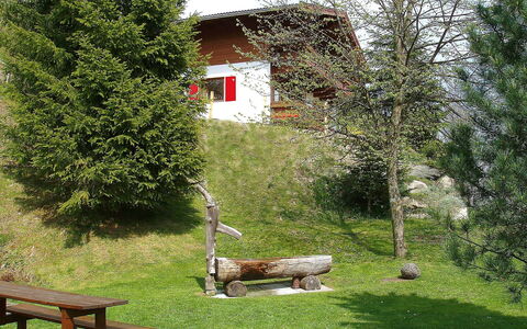Haus am Sonnenhang: Albero, Verde, Erba, Casa, Villetta, Mobilia, Graminacee, Woody Impianto, Arbusto, Cortile
