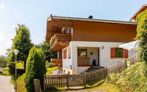 Haus am Sonnenhang: Pianta, Cielo, Costruzione, Proprietà, Finestra, Casa, Albero, Recinzione, Lotto, Erba