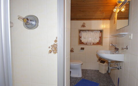 Haus Zimmermann: Bagno, Camera, Proprietà, Idraulico Fixture, Parete, Casa, Lavandino Del Bagno, Costruzione, Pavimento, Immobiliare