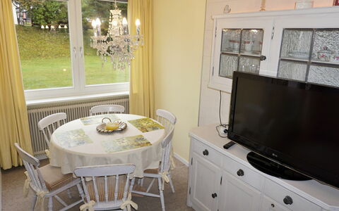 Seefeld in Tirol 170: Mobilia, Cabinetry, Tavolo, Televisione, Sedia, Legna, Interior Design, Set Televisivo, Tavola, Soggiorno