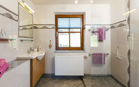 Berghaus Waldner: Bagno, Proprietà, Camera, Interior Design, Costruzione, Viola, Immobiliare, Casa, Pavimento, Architettura