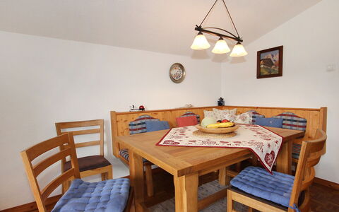Berghaus Waldner: Camera, Mobilia, Proprietà, Tavolo, Sala Da Pranzo, Interior Design, Pavimento, Casa, Latifoglie, Immobiliare