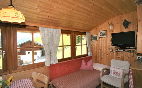 Chalet Antritt: Mobilia, Proprietà, Finestra, Legna, Architettura, Interior Design, Tavolo, Comfort, Soggiorno, Latifoglie