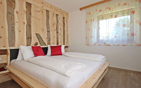 Haus Sailer: Camera Da Letto, Letto, Mobilia, Camera, Proprietà, Telaio Del Letto, Interior Design, Parete, Materasso, Pavimento