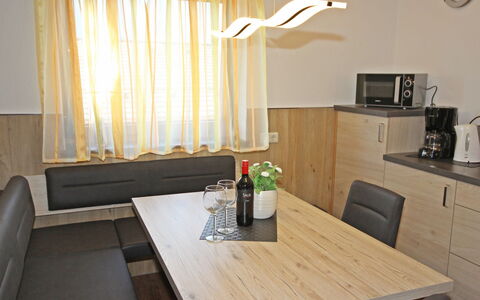 Haus Sailer: Camera, Proprietà, Interior Design, Mobilia, Controsoffitto, Pavimento, Costruzione, Tavolo, Parete, Casa