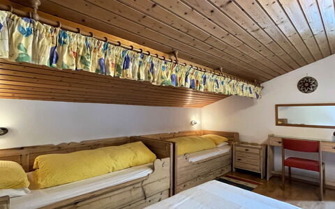 Kaiserhof: Legna, Interior Design, Soffitto, Mobilia, Pavimentazione, Pavimento, Camera, Camera Da Letto, Cornice, Letto