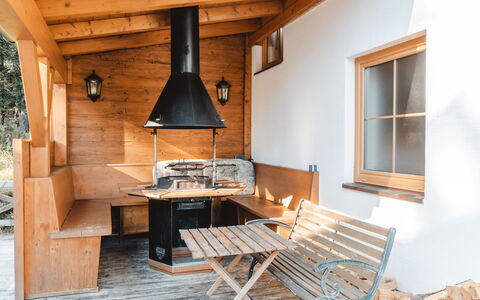 Hochkrimml 2: Proprietà, Tavolo, Finestra, Costruzione, Legna, Interior Design, Pavimentazione, Pavimento, Color Legno, Villetta