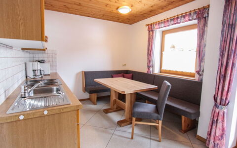 Königsleiten 170: Cabinetry, Mobilia, Controsoffitto, Lavandino Della Cucina, Tavolo, Finestra, Lavello, Tenda, Legna, Costruzione