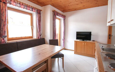 Königsleiten 170: Tavolo, Mobilia, Proprietà, Cabinetry, Legna, Interior Design, Architettura, Pavimentazione, Pavimento, Color Legno