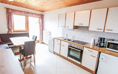 Voithofer 170.2: Cabinetry, Proprietà, Controsoffitto, Tavolo, Finestra, Cucina Stufa, Cucina, Legna, Interior Design, Elettrodomestico Da Cucina