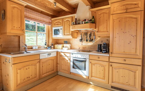 Königsleiten 2: Controsoffitto, Cabinetry, Proprietà, Elettrodomestico Da Cucina, Cassetto, Cucina, Finestra, Cucina Stufa, Legna, Interior Design