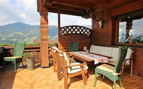 Michaela: Proprietà, Camera, Costruzione, Mobilia, Immobiliare, Tavolo, Casa, Interior Design, Portico, Estate