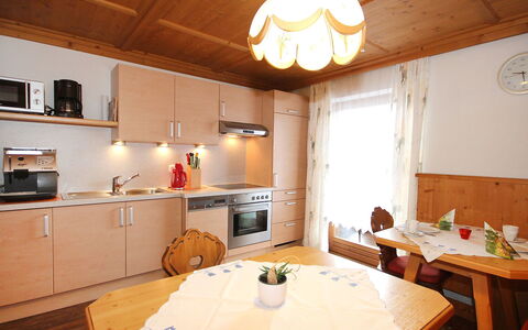 Michaela: Camera, Proprietà, Mobilia, Costruzione, Interior Design, Cucina, Soffitto, Casa, Cabinetry, Tavolo