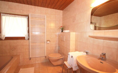 Michaela: Specchio, Lavello, Rubinetto, Proprietà, Idraulico Fixture, Costruzione, Lavandino Del Bagno, Bagno, Legna, Interior Design