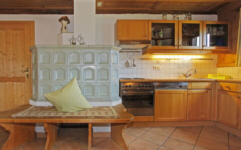 Auhäusl: Controsoffitto, Camera, Mobilia, Cucina, Cabinetry, Proprietà, Cucina Stufa, Pavimento, Costruzione, Piastrella