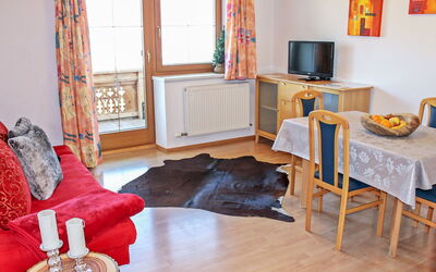 Huber 230.8: Camera, Mobilia, Soggiorno, Proprietà, Pavimento, Interior Design, Casa, Divano, Tavolo, Casa