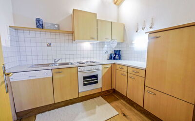 Huber 230.5: Proprietà, Camera, Cucina, Mobilia, Cabinetry, Controsoffitto, Interior Design, Pavimento, Costruzione, Cucina Stufa
